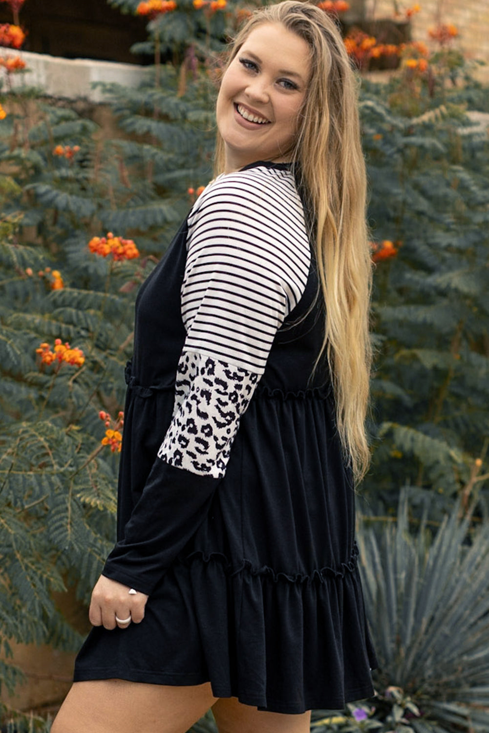 Schwarzes gestreiftes leoparden-patch-ärmel-rüschen-kleid in übergröße