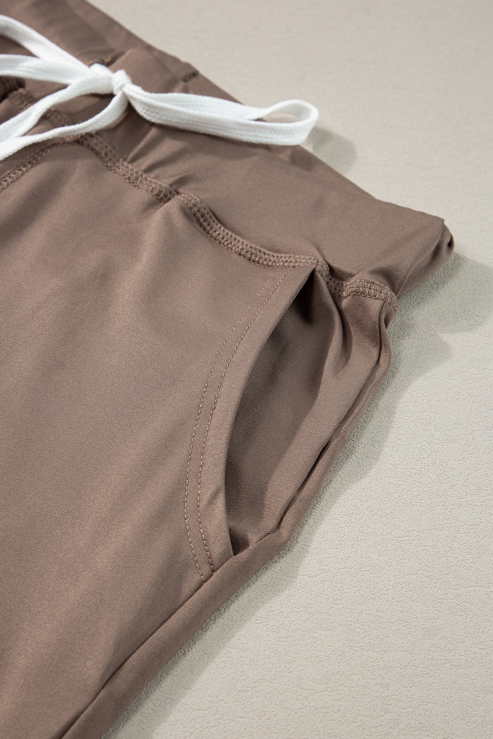 Dunkelbraune jogginghose mit taschen und kordelzug an der taille