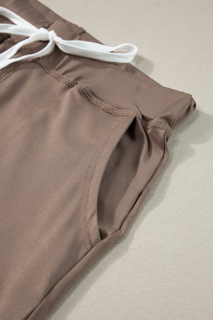 Dunkelbraune jogginghose mit taschen und kordelzug an der taille
