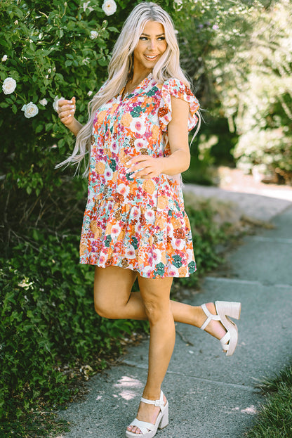 Lila kleid mit geteiltem ausschnitt und flatterärmeln mit blumendruck