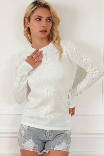 Weißer blumenstrickpullover mit langen ärmeln