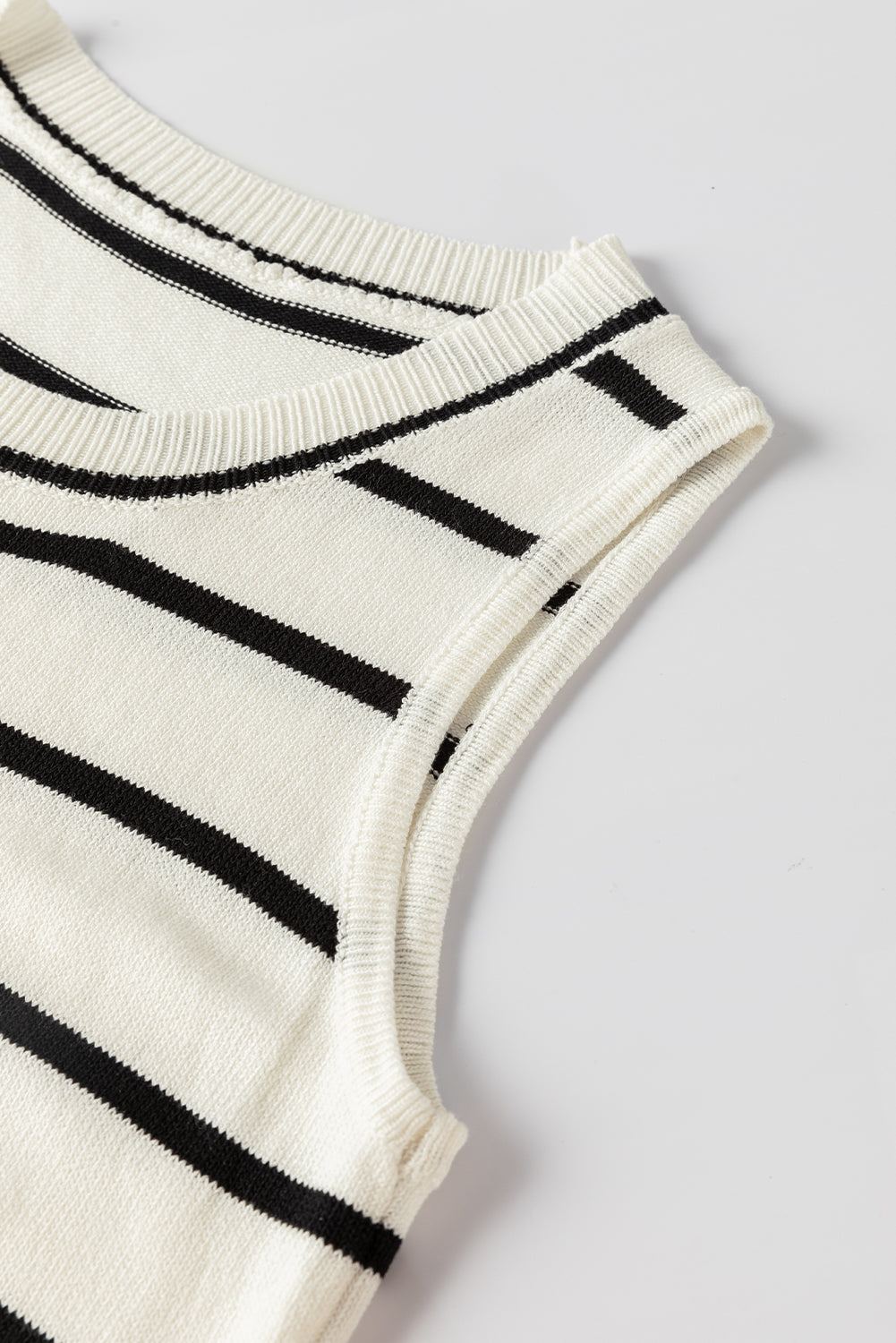 Weiß gestreifte pullover-weste mit rundhalsausschnitt