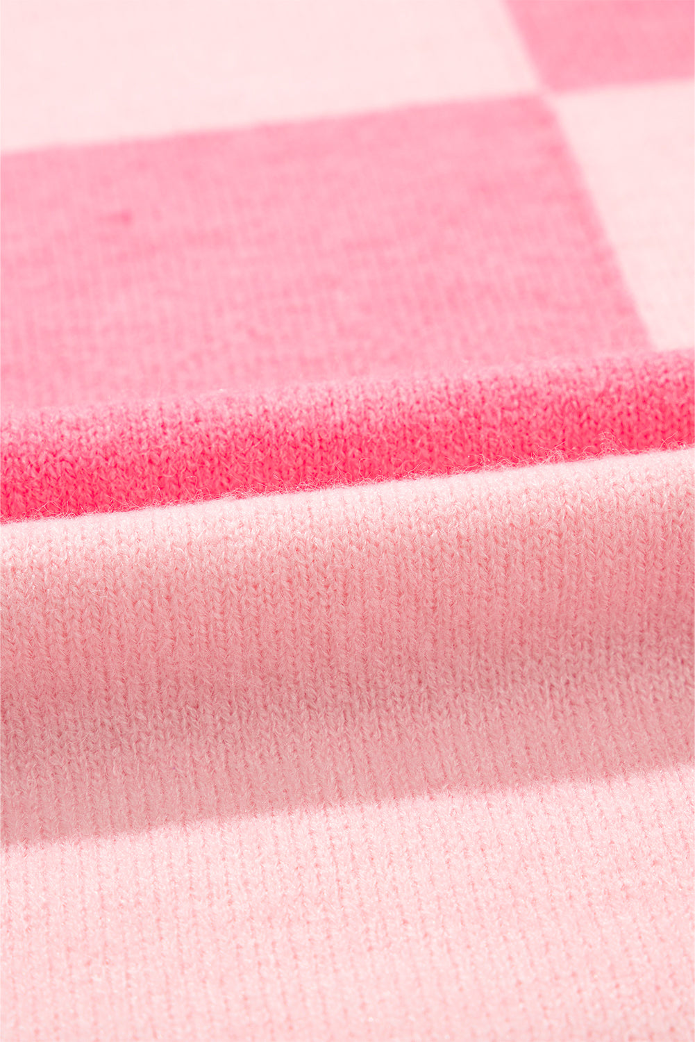 Rosa karierter, gestreifter, hochgeschlossener pullover mit farbblockmuster