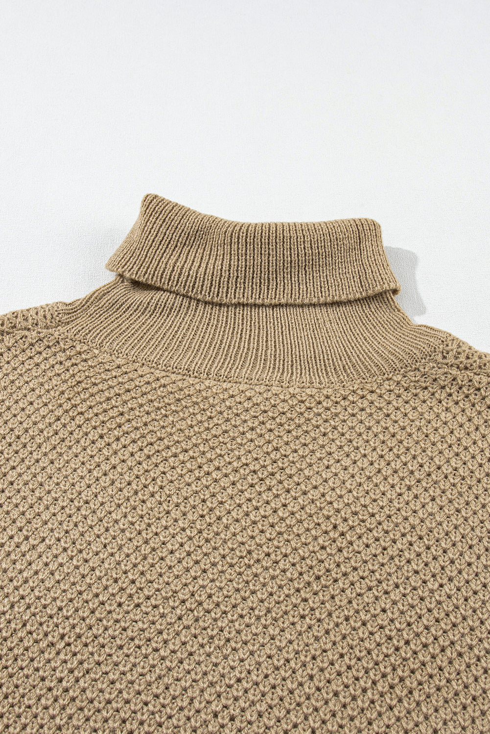 Blasser khaki-rollkragenpullover mit strukturierten kurzen ärmeln