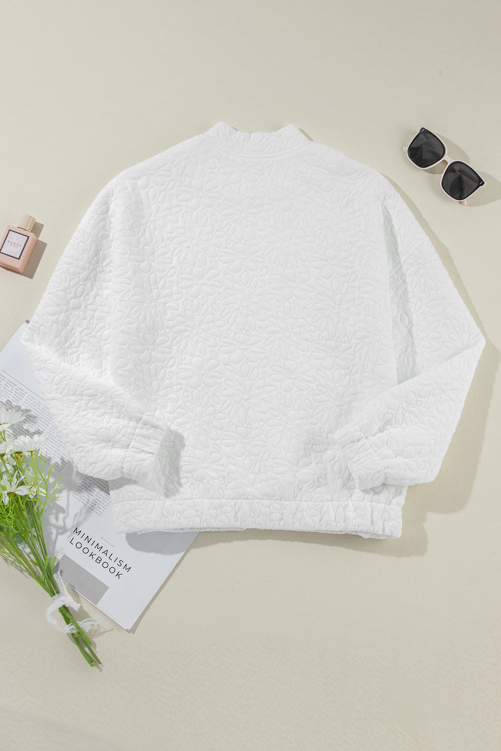 Weiße gesteppte jacke mit blumenmuster
