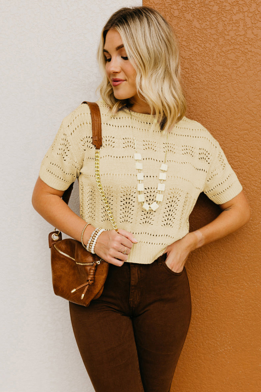 Beige gestrickter kurzarm-kropfpullover