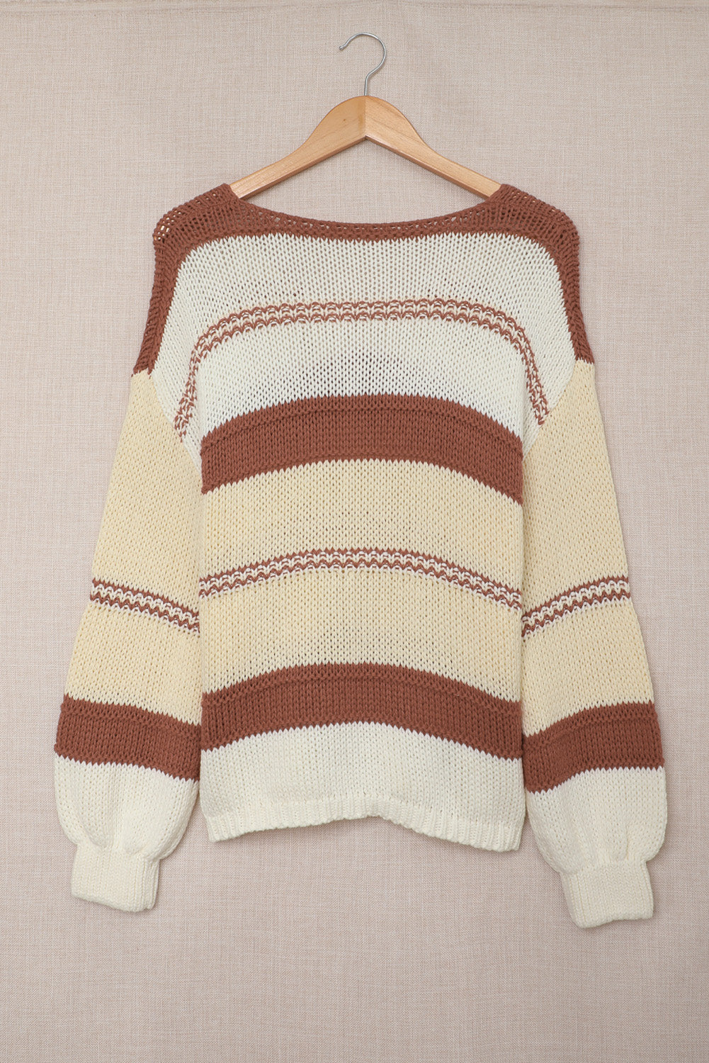 Pullover mit v-ausschnitt und gestrickten laternenärmeln