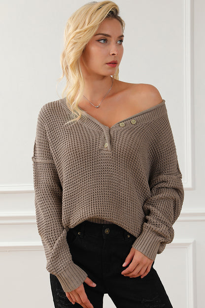 Khakifarbener pointelle-strickpullover mit v-ausschnitt und überschnittenen schultern