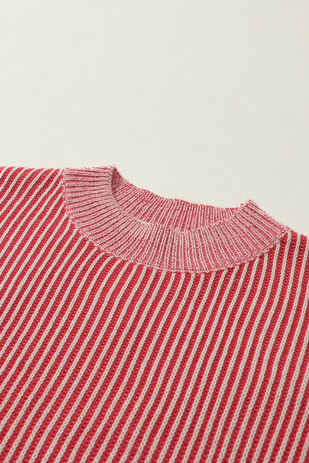 Gestreifter druck gerippter besatz pullover mit rundhalsausschnitt