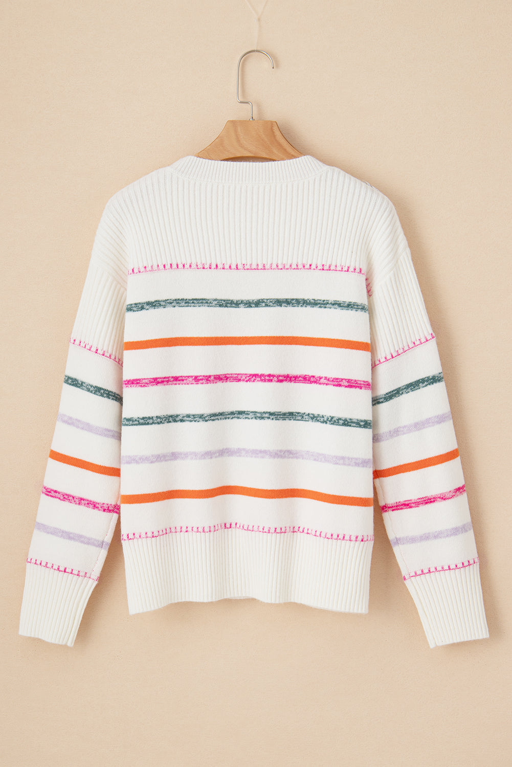 Weißer bunt gestreifter pullover mit rippstrickmuster