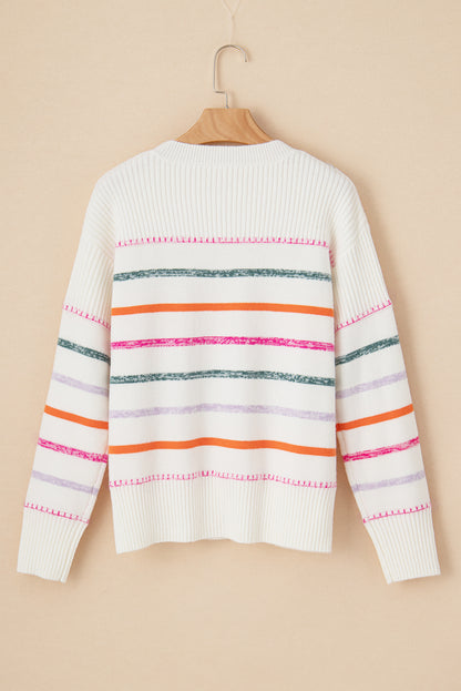 Weißer bunt gestreifter pullover mit rippstrickmuster