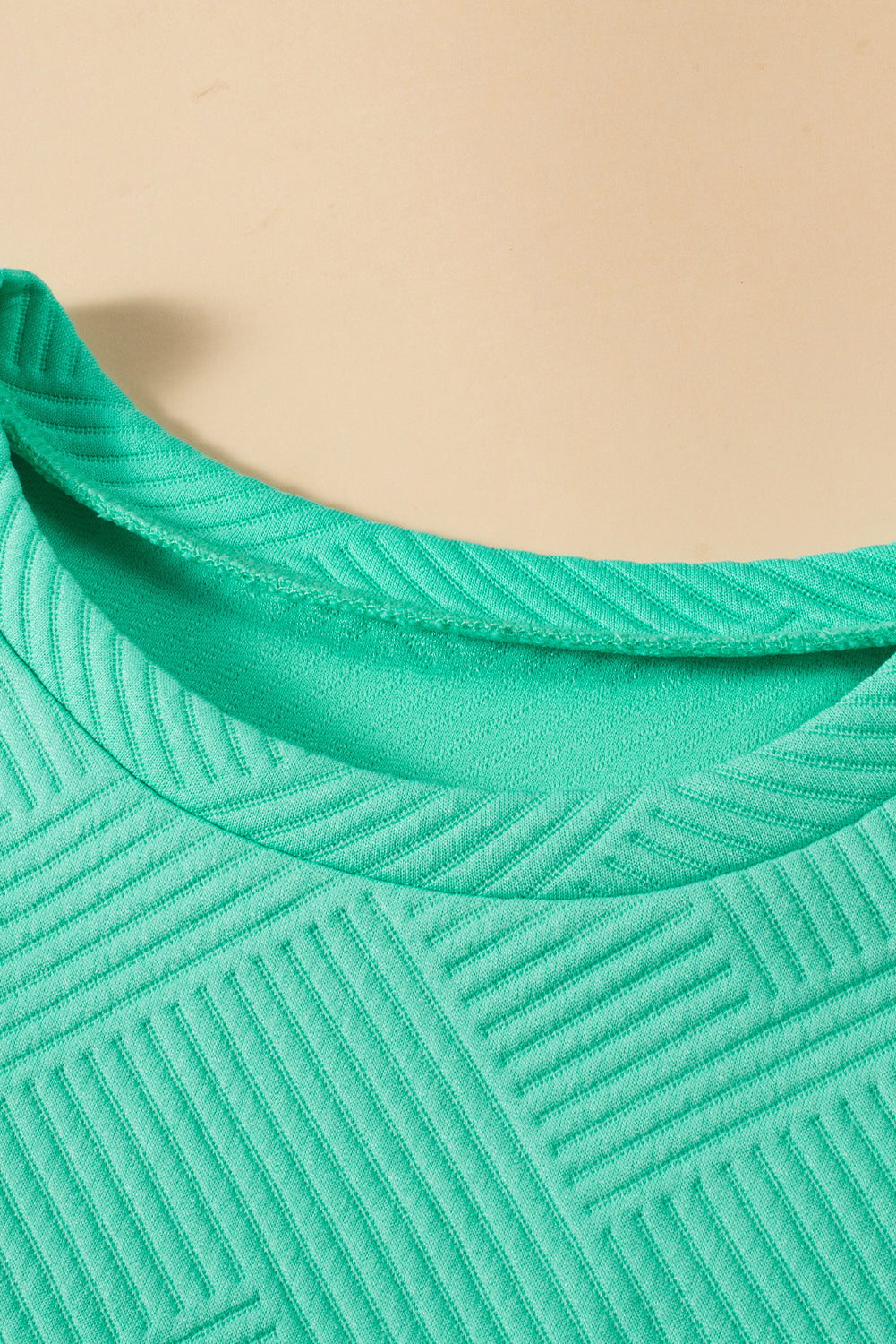 Mintgrünes strukturiertes t-shirt-kleid mit langen ärmeln