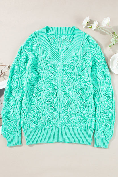 Mintgrüner strickpullover mit hohlem v-ausschnitt und tropfenschulter