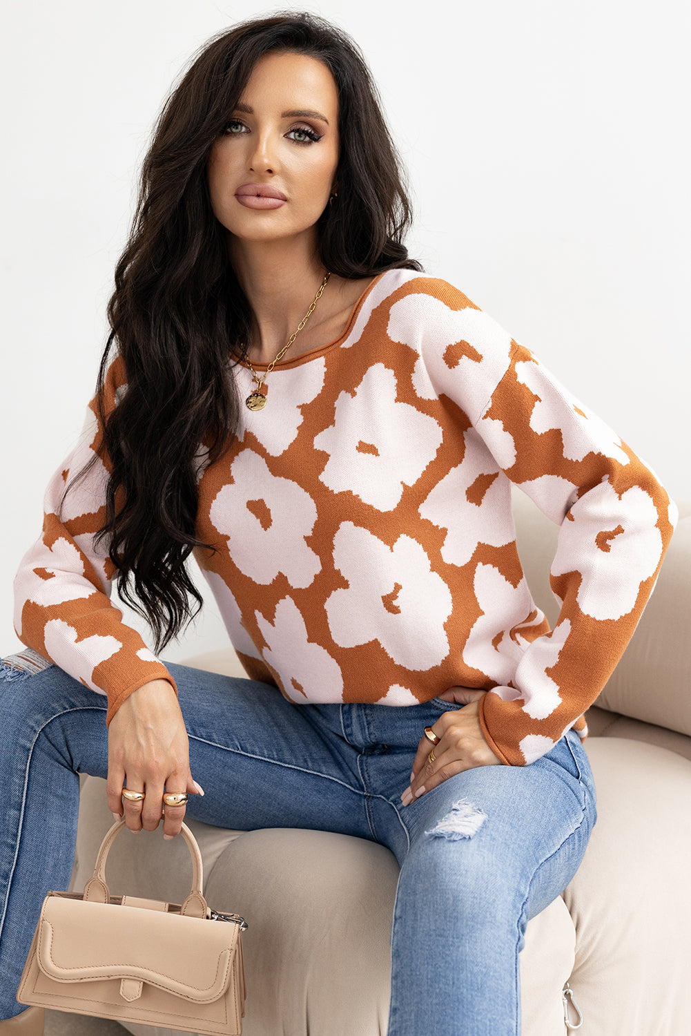 Braunes blumenmuster rundhalsausschnitt langarm pullover