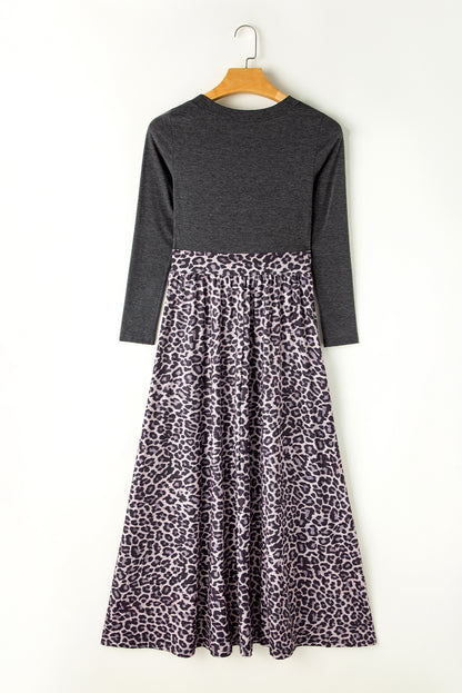 Schwarzes langärmeliges maxikleid mit leopardenmuster