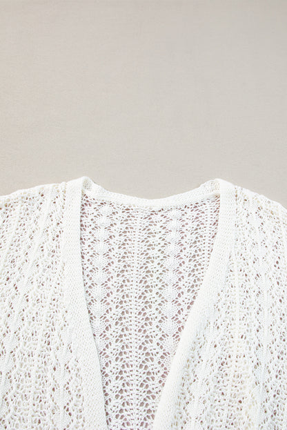 Weißer modischer strickcardigan mit hohlen schultern