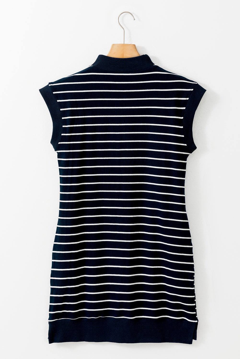 Marineblaues minikleid mit rollkragen und kapuzenärmeln