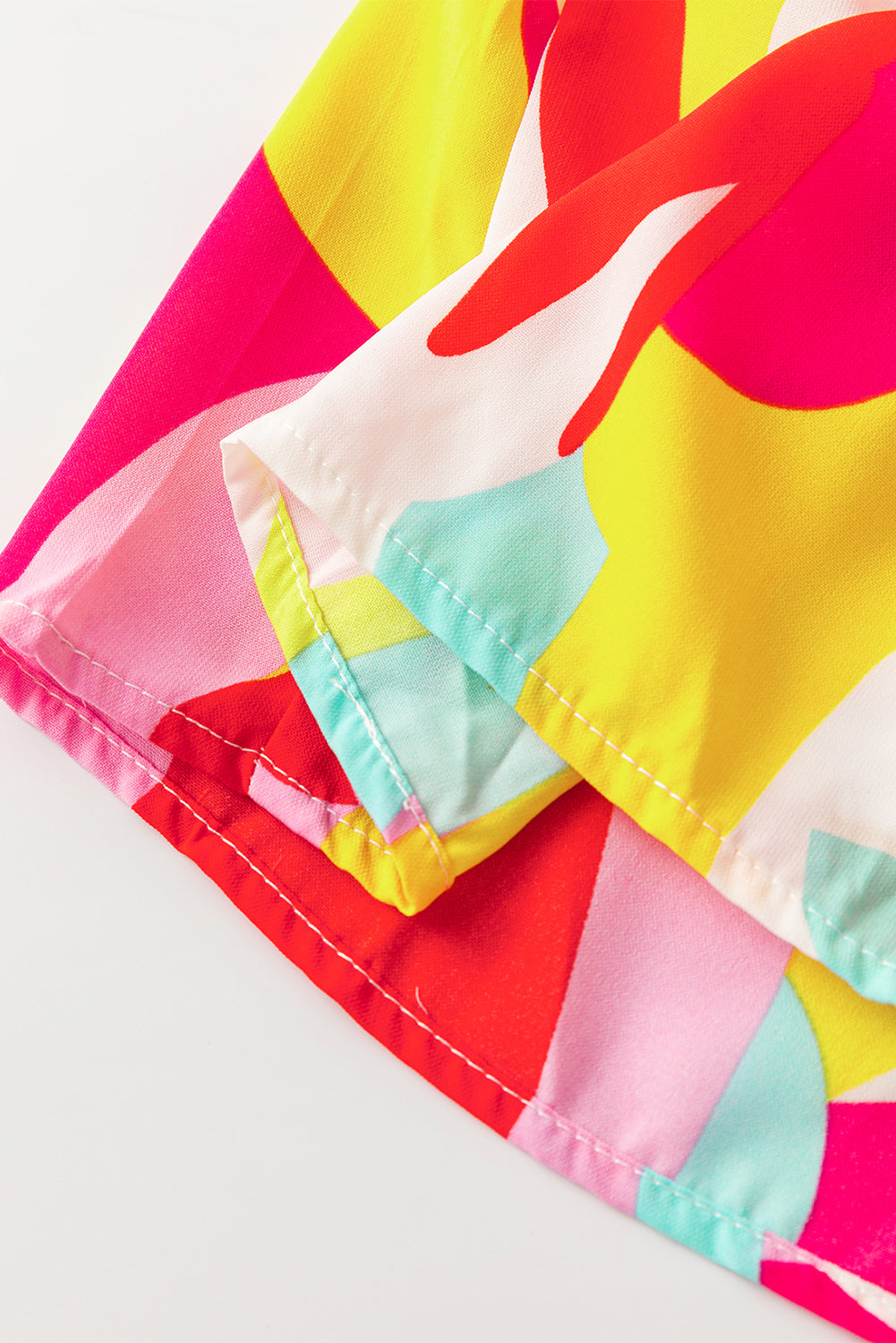 Abstraktes kleid mit puffärmel und quadratischem halsausschnitt in mehreren farben