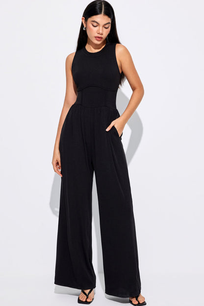 Schwarzer ärmelloser jumpsuit mit weitem bein und eingeschnürter taille