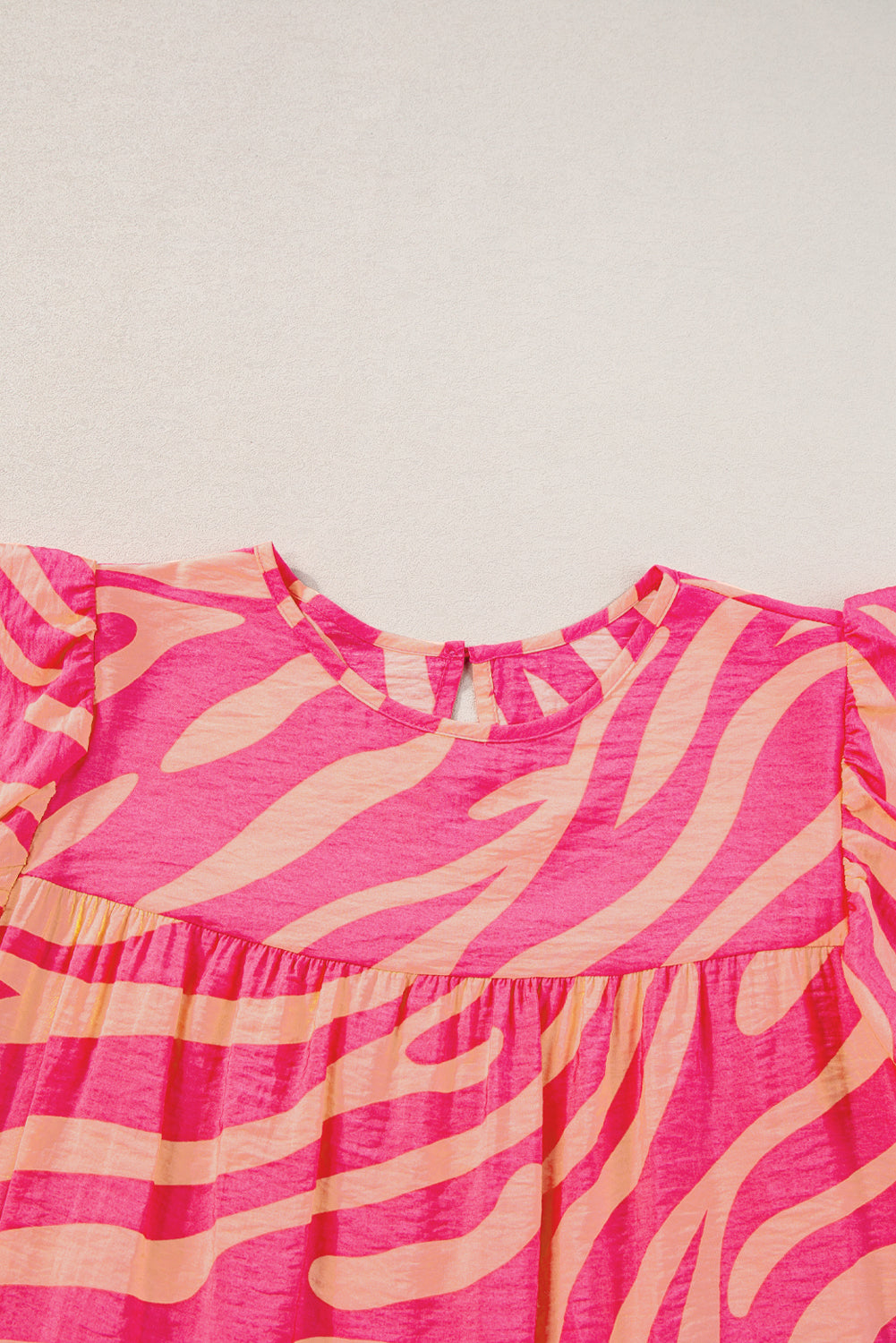 Rosa zebrastreifen bedrucktes kleid mit rüschenbesatz und taschen