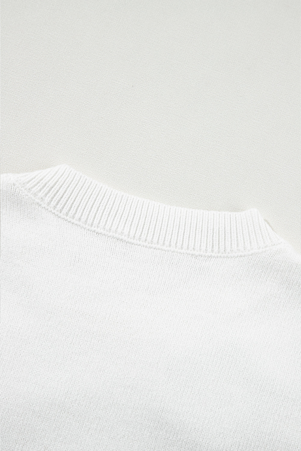 Weißer kurzarm-pullover mit niedlichen blumenapplikationen