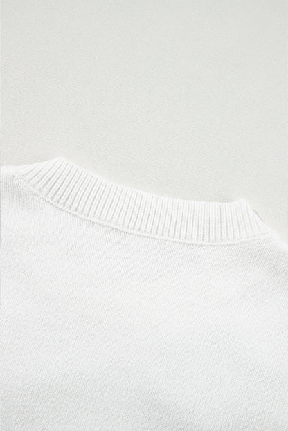 Weißer kurzarm-pullover mit niedlichen blumenapplikationen