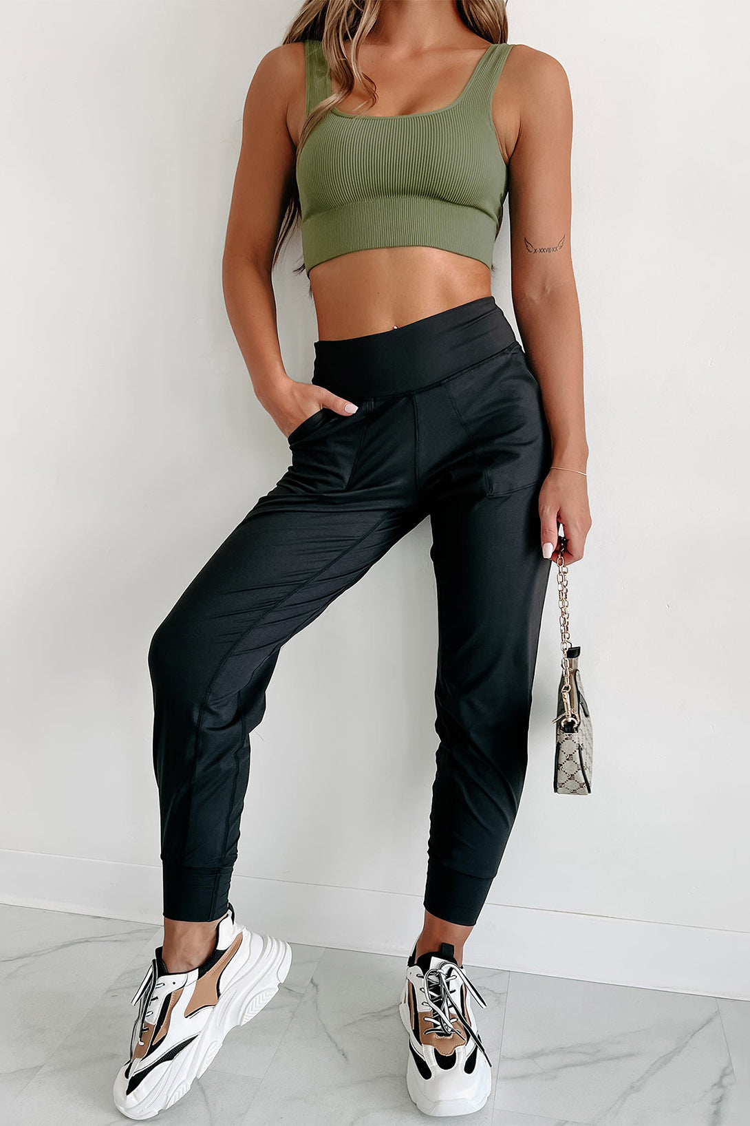 Schwarze jogginghose mit hoher taille und offener naht