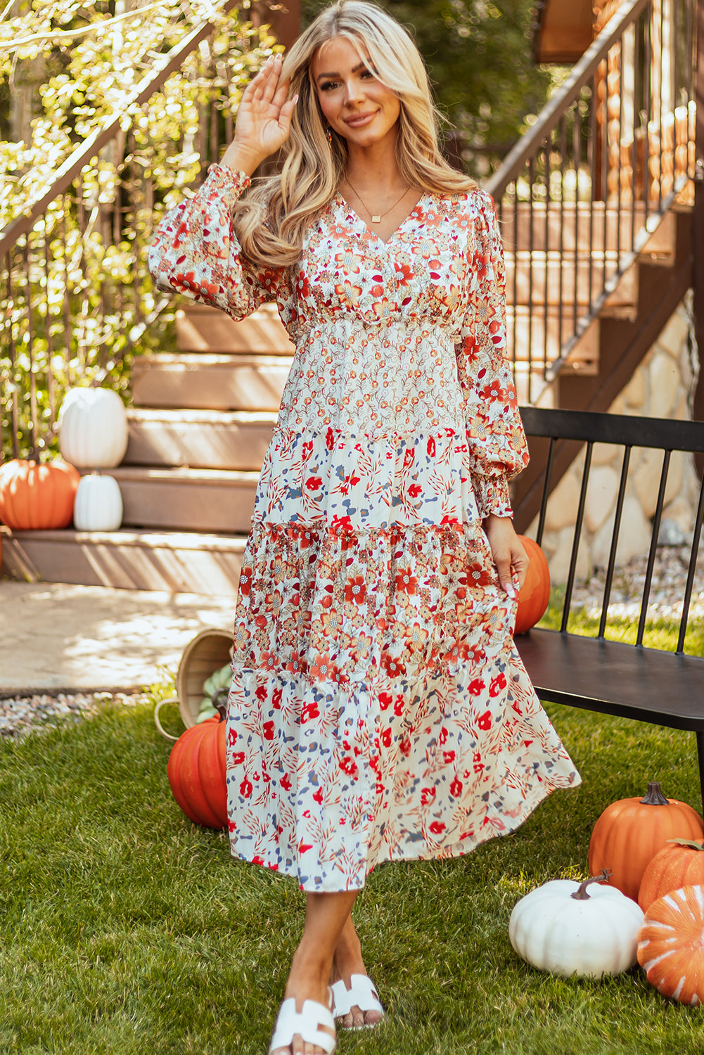 Khakifarbenes langarm-midikleid mit blumenmuster und gerafftem v-ausschnitt