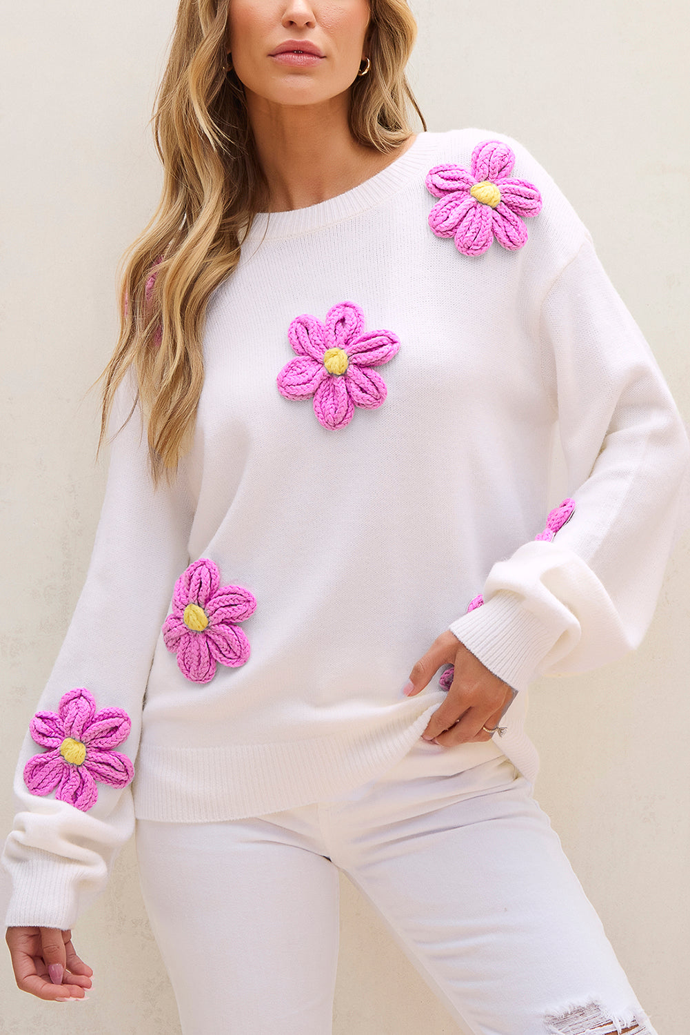 Weißer gehäkelter grobstrickpullover mit blumenmuster