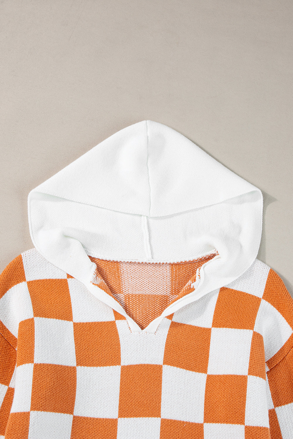 Gold flame checkered split neck kontrast kängurutasche kapuzenpullover