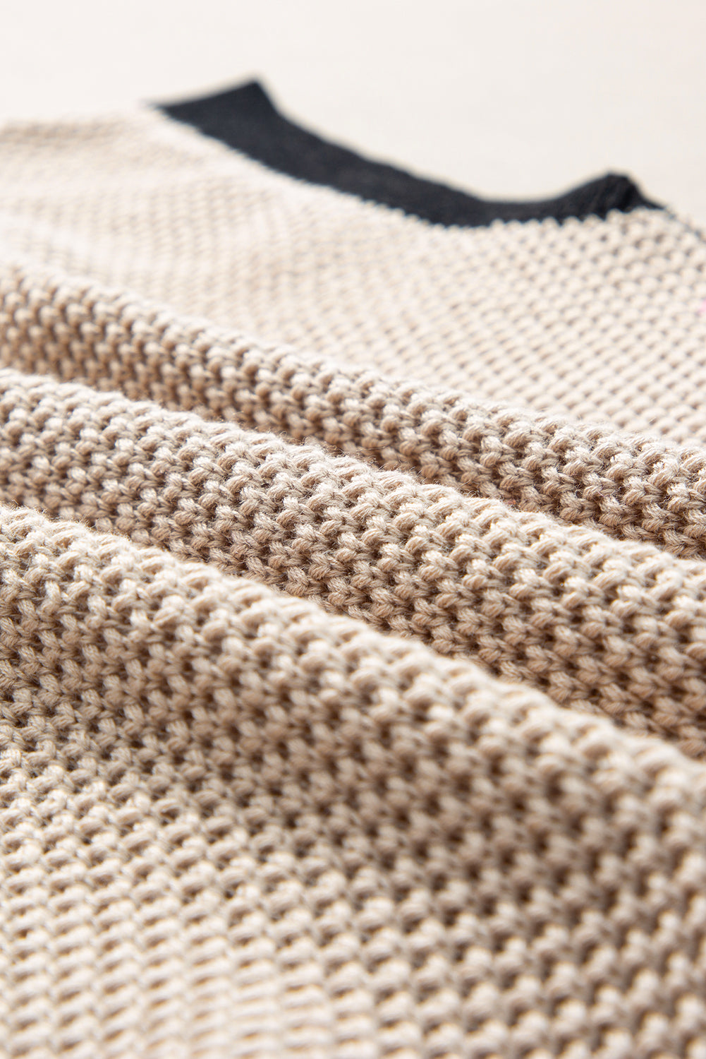 Helles french beige kontrastbesatz rundhalsausschnitt pullover top mit fledermausärmeln