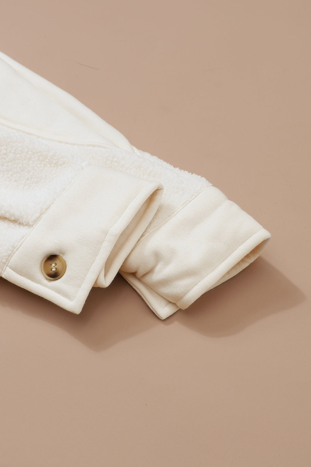 Beige knopfleiste mit nähten tasche rohsaum jacke