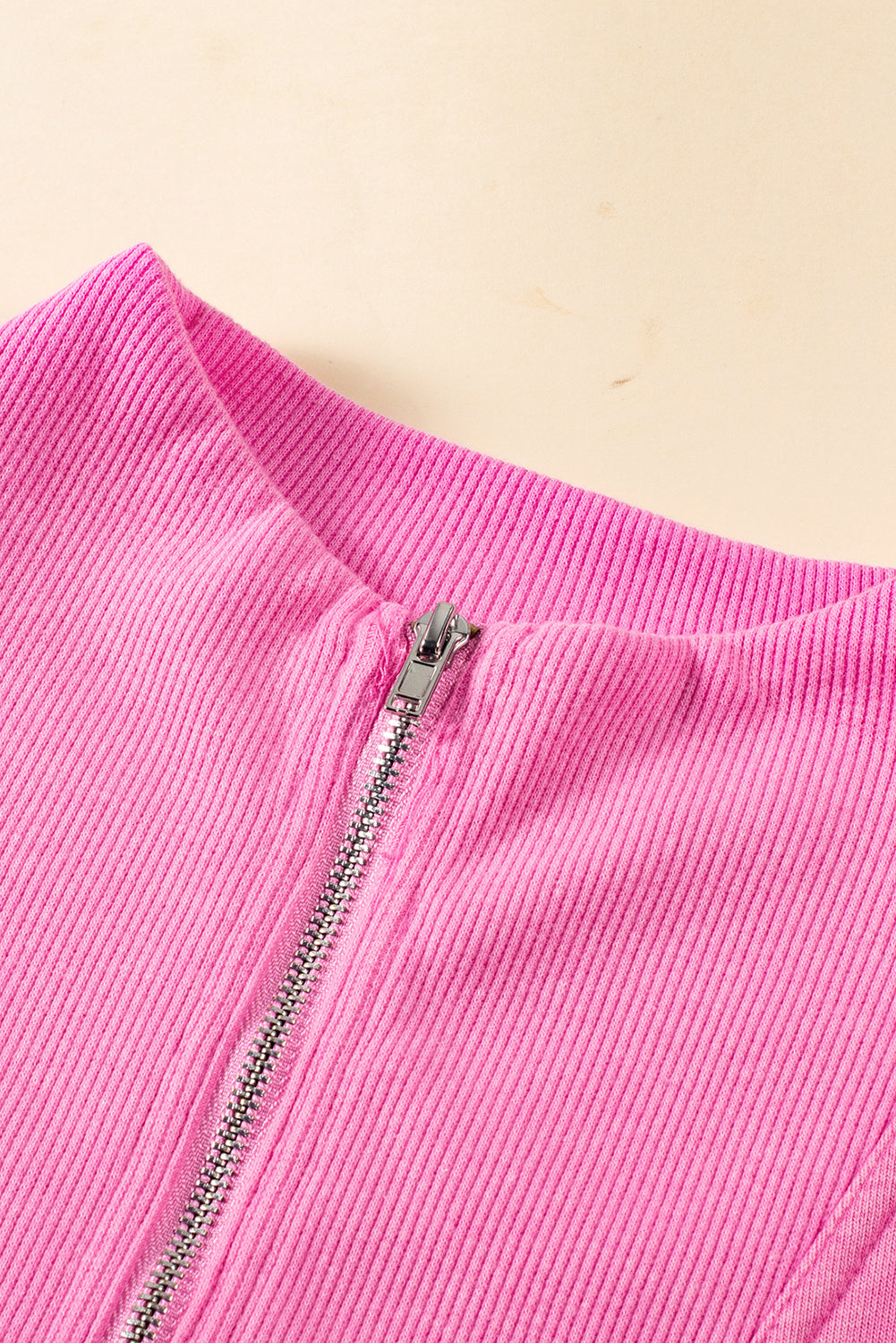 Bonbon sweatshirt-kleid mit viertelreißverschluss und kapuzenärmel
