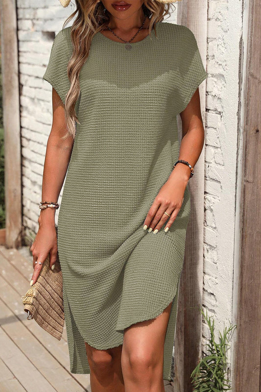 Dschungelgrünes T-Shirt-Kleid mit Waffelstruktur und geschwungenem Saum mit Seitenschlitz