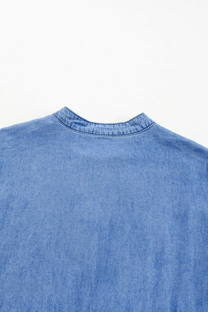 Himmelblaues Chambray-Kleid mit gerafften 3/4-Ärmeln und geschlitztem V-Ausschnitt