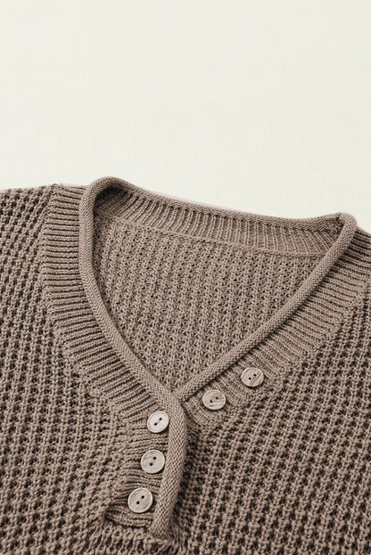 Khakifarbener pointelle-strickpullover mit v-ausschnitt und überschnittenen schultern