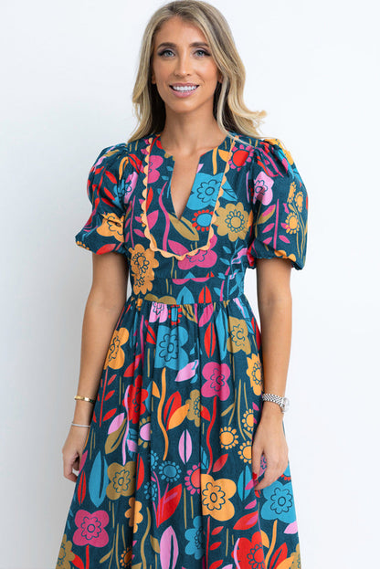 Grünes retro-maxikleid mit blumenmuster und geteiltem ausschnitt