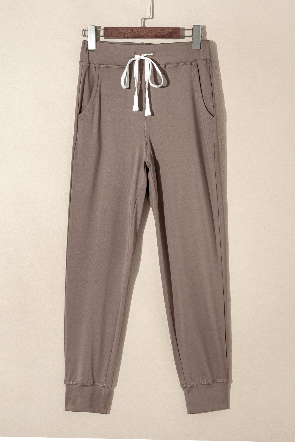 Dunkelbraune jogginghose mit taschen und kordelzug an der taille