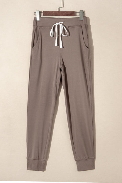 Dunkelbraune jogginghose mit taschen und kordelzug an der taille
