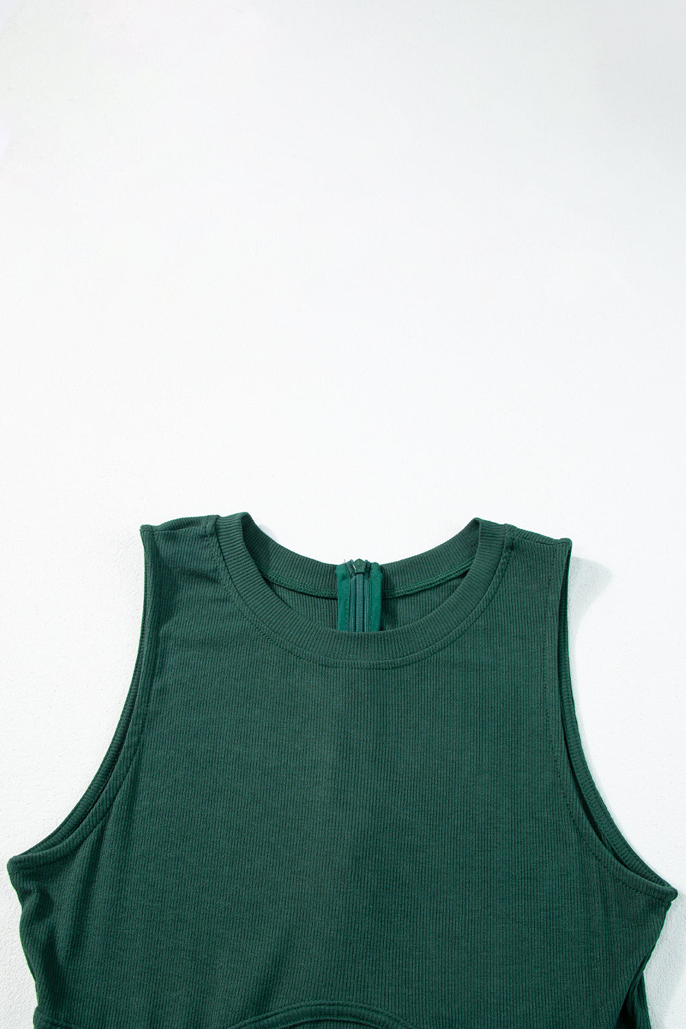 Schwarzgrüner ärmelloser jumpsuit mit weitem bein und geschnürter taille