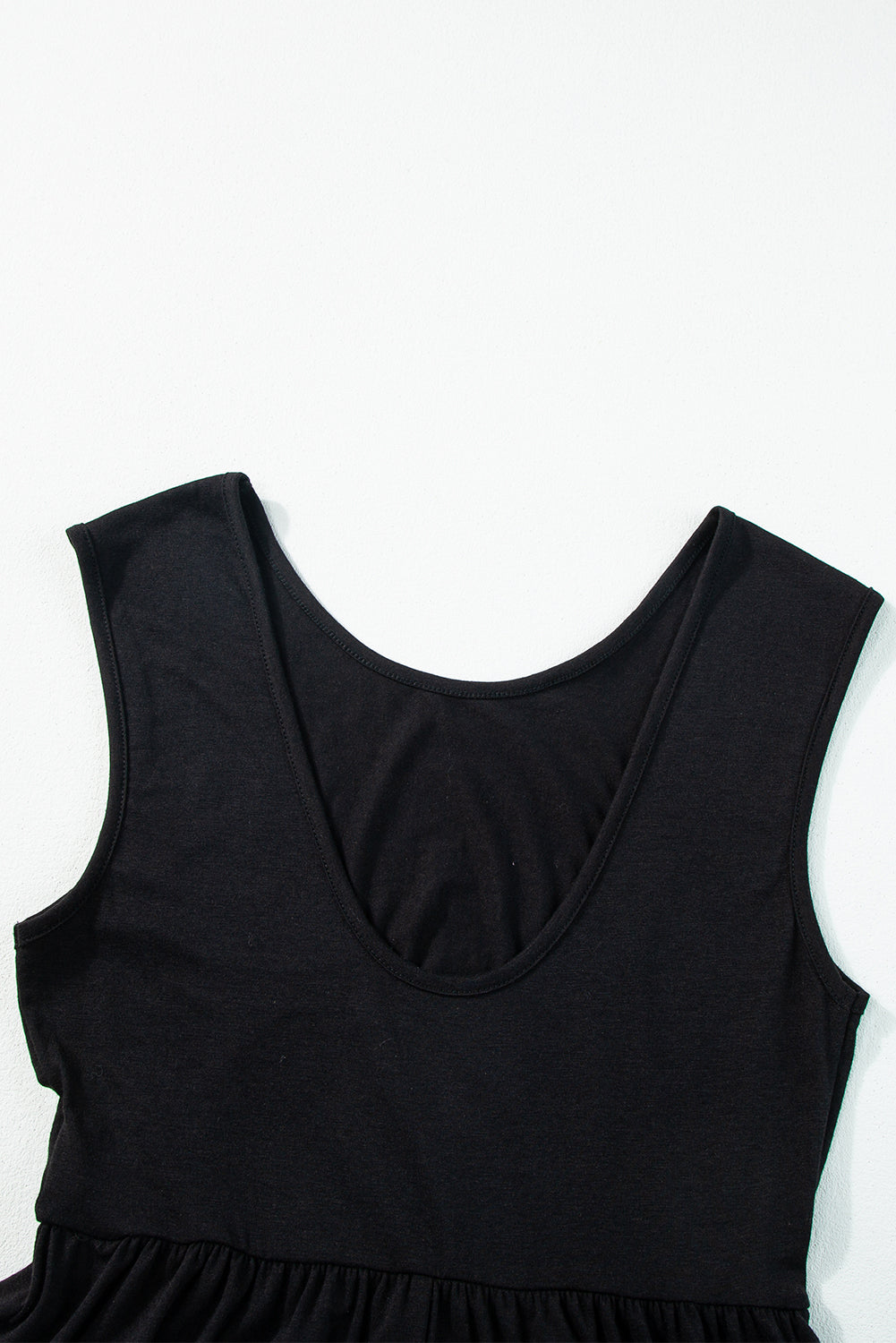 Schwarzer jumpsuit mit weitem bein und offenem rücken