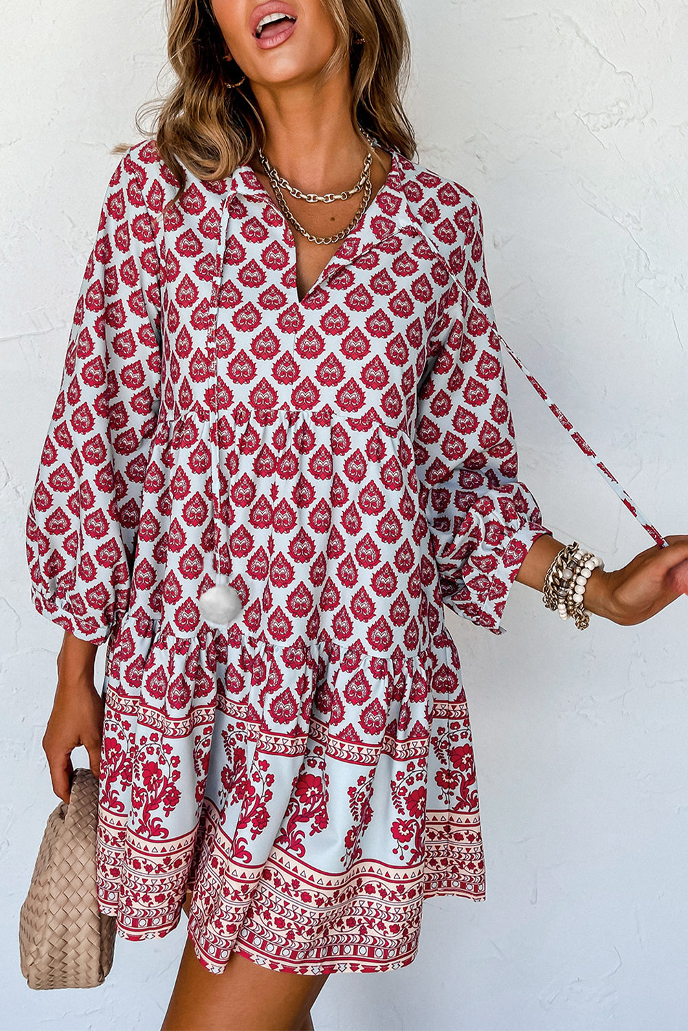 Rosenrotes boho-tassel-krawatten-minikleid mit geteiltem ausschnitt und puffärmel