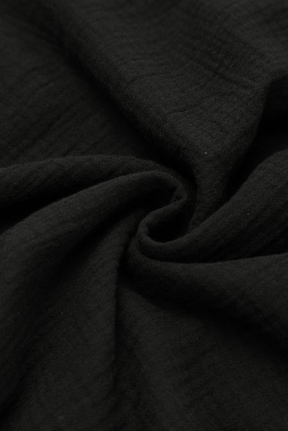 Schwarzes gefaltetes minikleid mit kurzen ärmeln und v-ausschnitt