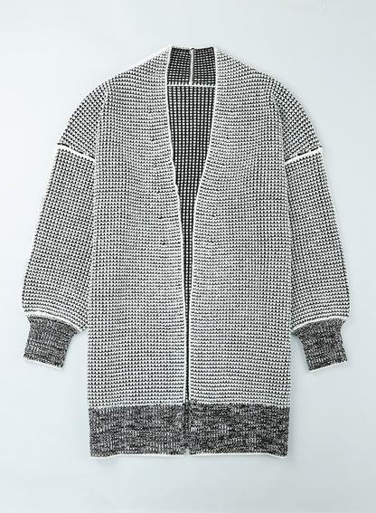 Graue karierte strickjacke mit offener vorderseite