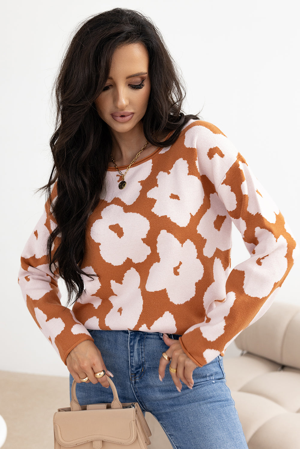 Braunes blumenmuster rundhalsausschnitt langarm pullover