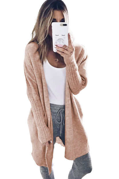 Rauchgraue strickjacke mit geripptem saum und offenen puffärmeln