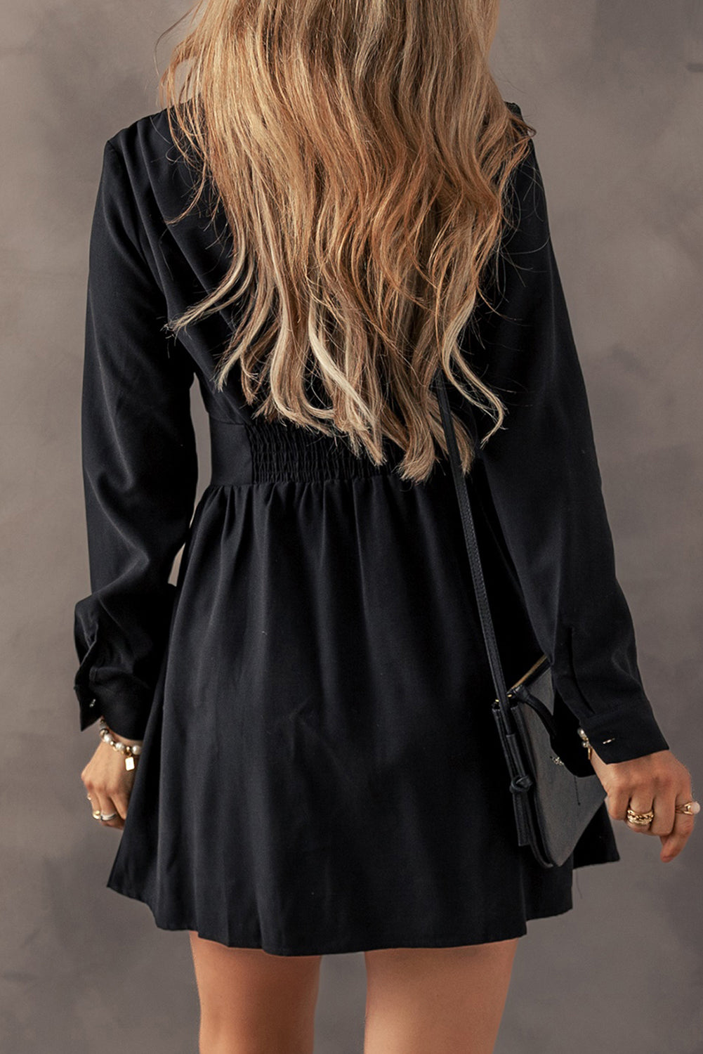 Schwarzes langärmeliges shirt-minikleid mit elastischer taille und hohem bund