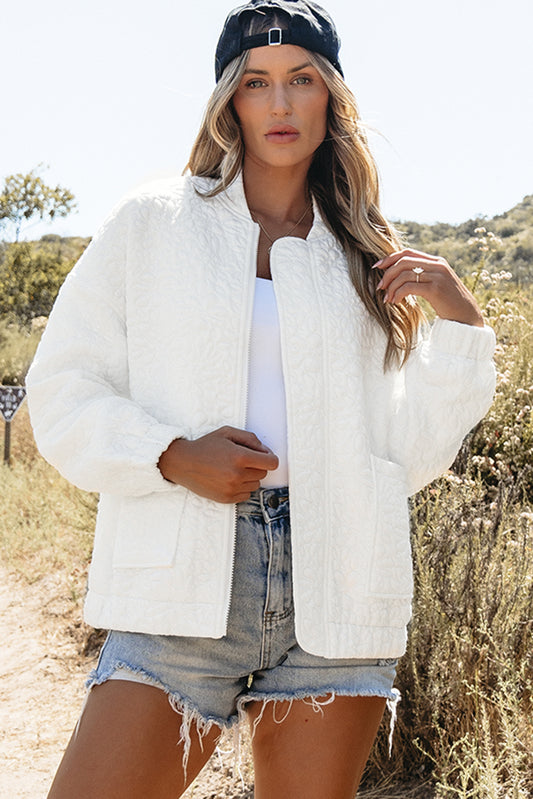 Weiße gesteppte jacke mit blumenmuster