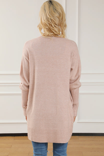 Rauchgraue strickjacke mit geripptem saum und offenen puffärmeln