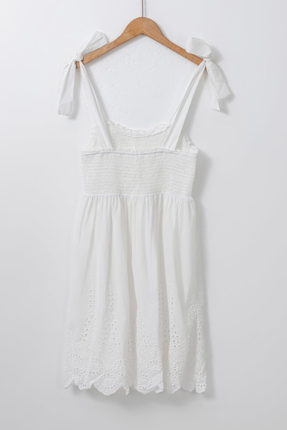 Weißes minikleid mit verstellbaren trägern und smokings